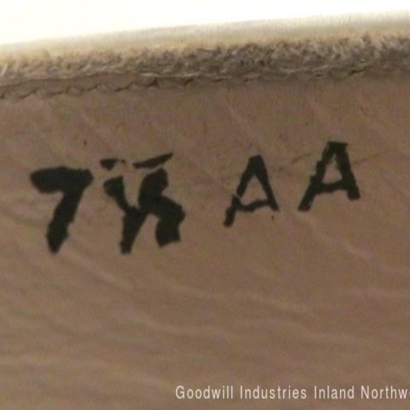 Ferragamo Navy Wingtip Heels Size 7.5 - Picture 12 of 15